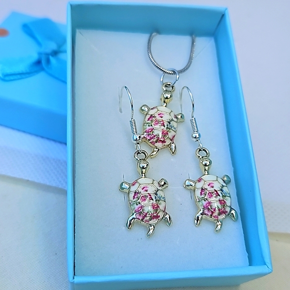 Turtles In Flowers, Pendant, and Matching Earrings. - Picture 5 of 6